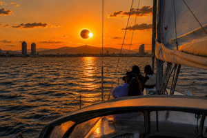 Eclipse solar a partir do mar com uma parada para mergulho