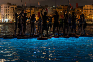 Starlight Paddlesurf tijdens de nacht in Barcelona