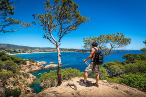 Tur til Costa Brava: Kyststier, snorkling, klippespring og måltid