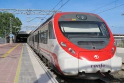 Saapuminen ja lähteminen Barcelonan lentokentältä JUNALLA
