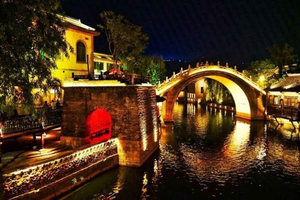 Hutong Night Tour with Yunnan Dinner & Boat Ride