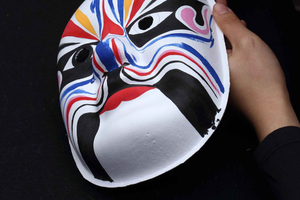 Pechino: laboratorio di pittura di maschere dell'Opera di Pechino in un hutong