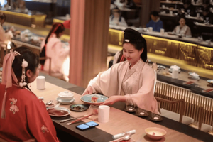 Pékin : visite privée en pousse-pousse et banquet impérial avec costume