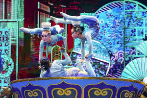 Espetáculo Acrobático no Red Theater com Transfer do Hotel