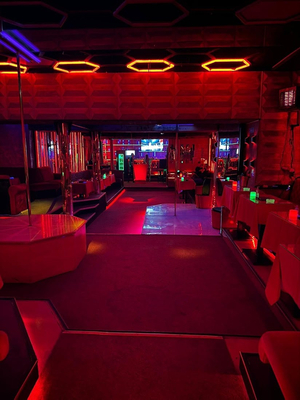 RED BOX PREMIUM GENTLEMAN CLUB always hiring- call after 22h