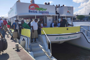 Flores: Belize/Caye Caulke/San Pedro Van o trasferimento in traghetto