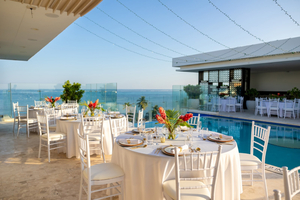 Vista Rooftop Pool & Lounge