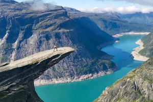 Tour of Trolltunga, Hardangerfjord, and Waterfalls with a Spanish-speaking Guide.