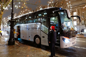 Berlino: tour in autobus di 2 ore tra le luci di Natale con vin brulé incluso