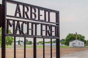Berlin: Bustour nach Sachsenhausen, East Side Gallery & Berlin Story Bunker