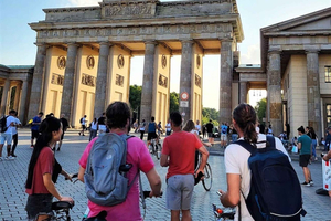 Berlin: From East to West & Wall Tour by Bike with a Guide