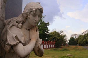 Berlin: Invalidenfriedhof Walking Tour of Historic Cemetery