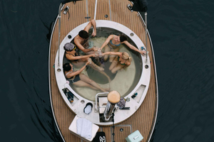 Berlin: Self-drive hot tub boat experience