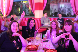 Knutschfleck Berlin Variete Show Restaurant und Party Bar
