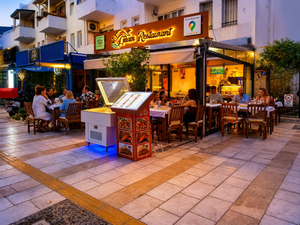 Li̇nam Restaurant
