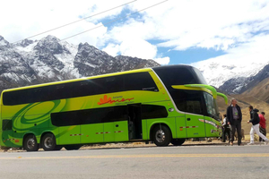 Cusco: Autobús - cama a Puno + Excursión en lancha rápida a Uros y Taquile
