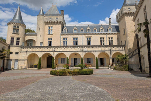 Outstanding Architecture during this Bordeaux Wine Tour
