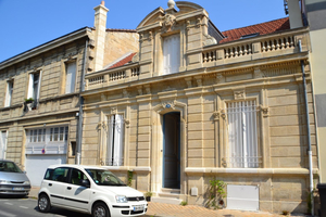 C'est Une Maison Bleue.... A Blue Lodge In Bordeaux