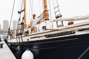 Boston - en hamnkryssning Hamnkryssning med Tall Ship i solnedgången