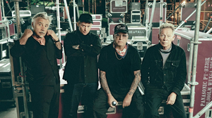 Sex Pistols (Steve Jones, Paul Cook, Glen Matlock) con Frank Carter (18 y más)