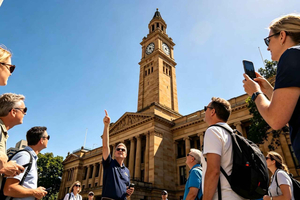tour por el ayuntamiento, la torre del reloj y la historia de la ciudad