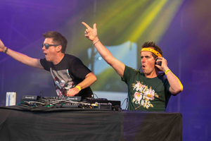 DICK & DOM EN LA CABAÑA EMBRUJADA