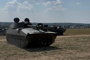 Conduce un tanque 2S1 Gvozdika y haz un rodeo todoterreno en un BTR