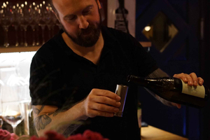 Cata de vinos húngaros de 6 niveles en una acogedora mesa comunitaria