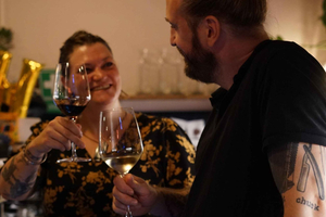 Cata de 8 vinos húngaros en un acogedor bar de vinos del centro de la ciudad