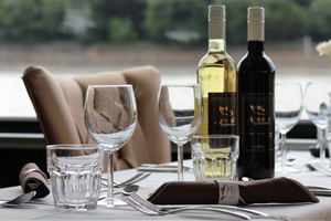 paseo en barco con cena bufé libre y degustación de licores