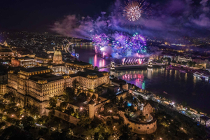 paseo en barco con cena, bebidas y fuegos artificiales el 20 de agosto