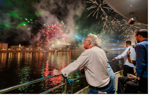 paseo en barco con cena, bebidas y fuegos artificiales el 20 de agosto