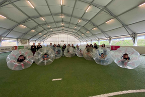 experiencia de Bubble Football con cerveza