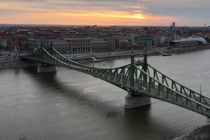 Budapest At Dawn: Scenic Walking Tour & Music Performance