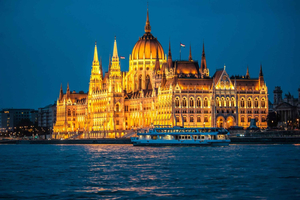 Budapest: crucero turístico nocturno con bebida de bienvenida