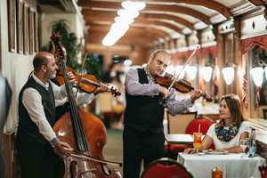 Budapest: Crucero por el Danubio con Cena Húngara y Música en Directo