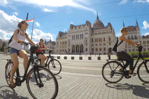 Budapest: Guided Bike & E-bike Tour with a Goulash