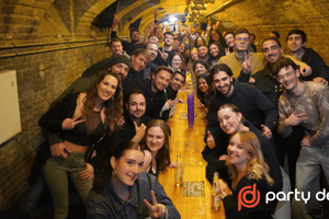 Budapest: tour guiado por pubs ruinosos con juegos y 6 chupitos