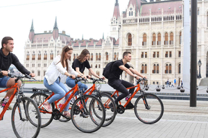 Budapest: Historic Downtown Bicycle Ride with Scenic Views