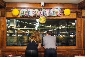 Nyårsafton i Budapest: Nyårsfestkryssning med mat och liveshow