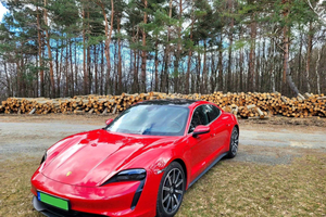 Tour privado por las montañas de Budapest en un Porsche Taycan 4S