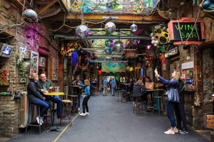 Budapest: Ruin Pubs Tour with Local Guide and Beer