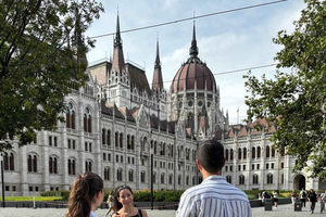 Budapest: Walking Tour with Chimney Cake & Polaroid Photos