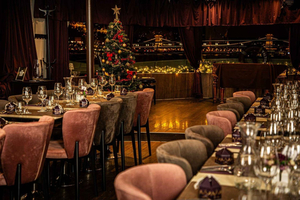 cena de Navidad y luces con piano en vivo
