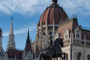 Discover Budapest by Retro Tram: Synagogue, Parliament