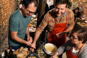 Clase de cocina de goulash en un bar en ruinas de moda en Budapest