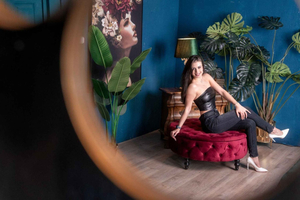 Kreativ porträttfotografering i studio i exklusiv redaktionell stil
