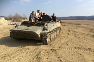 Conduce un tanque MT-LB y monta en un BTR