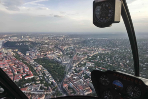 vuelo privado en helicóptero sobre la ciudad