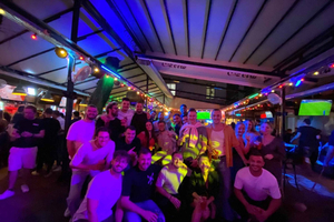 tour de bares privado con chupitos y entrada a una discoteca